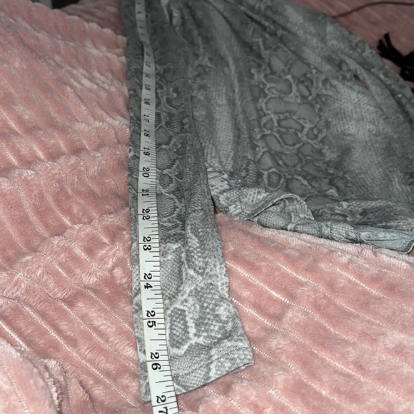 BCBGMAXAZRIA Snake Skin print. Turtleneck, Long Sleeve size XS in EUC. - Picture 15 of 17